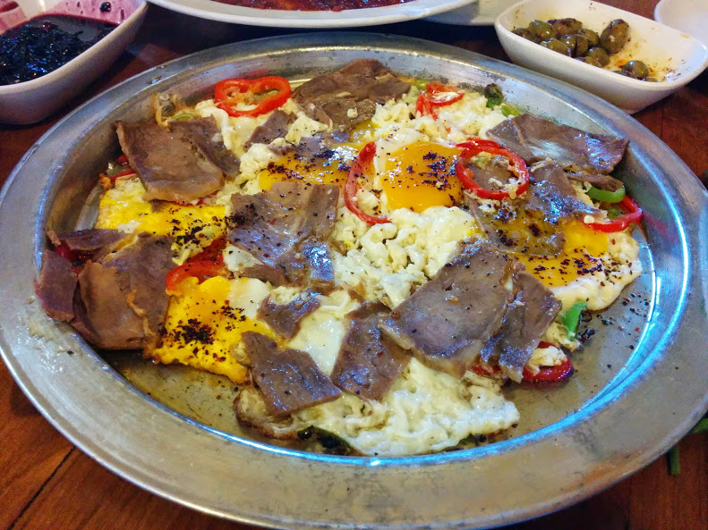 Mustafa'nın Kalvaltı Dünyası